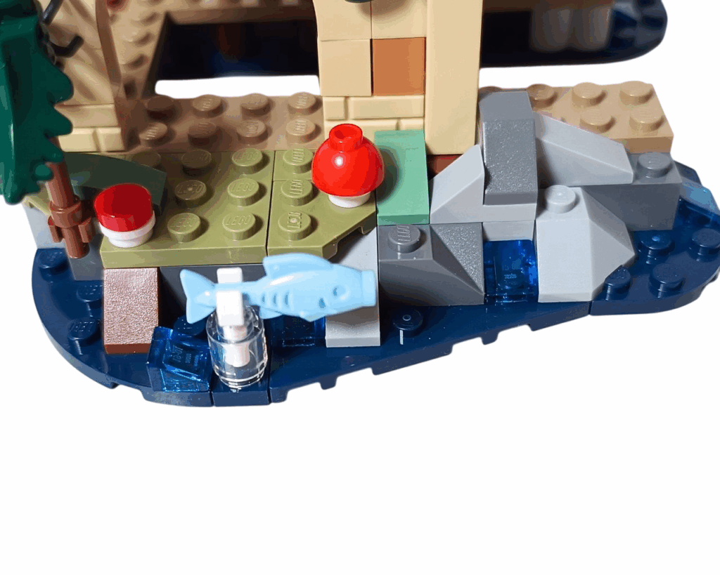 LEGO 水辺の側面にサカナのパーツが組み込まれている様子