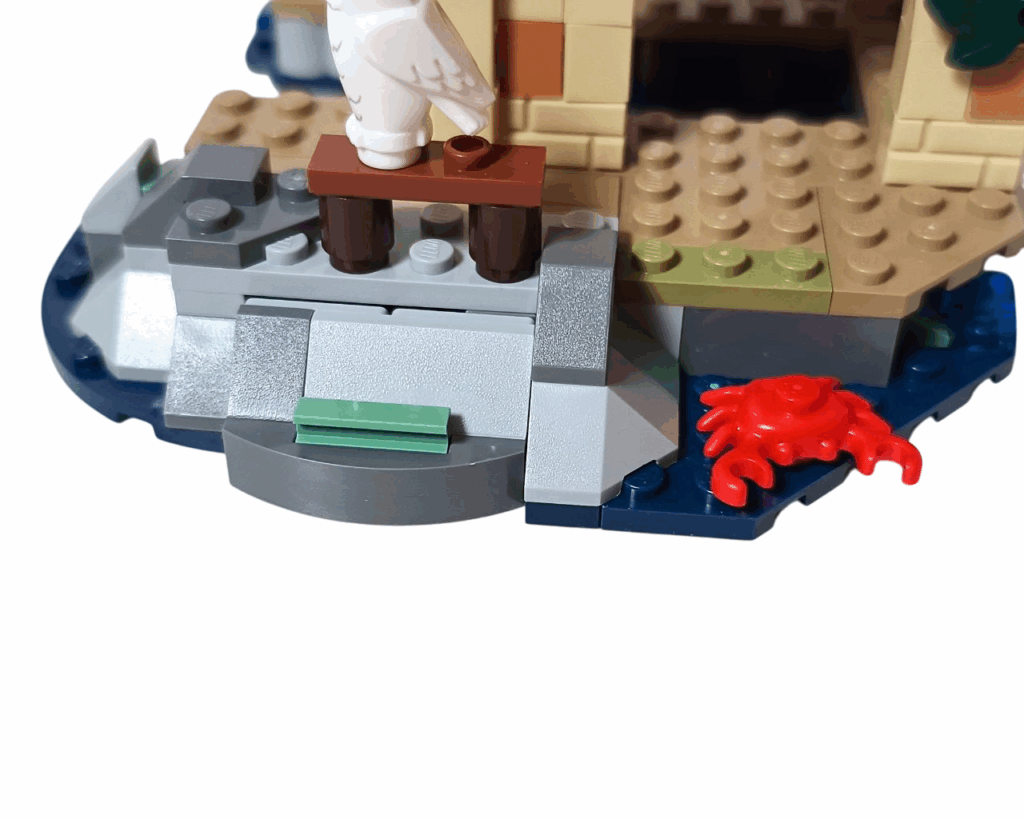 LEGO 水辺側面にカニのパーツが組み込まれた様子
