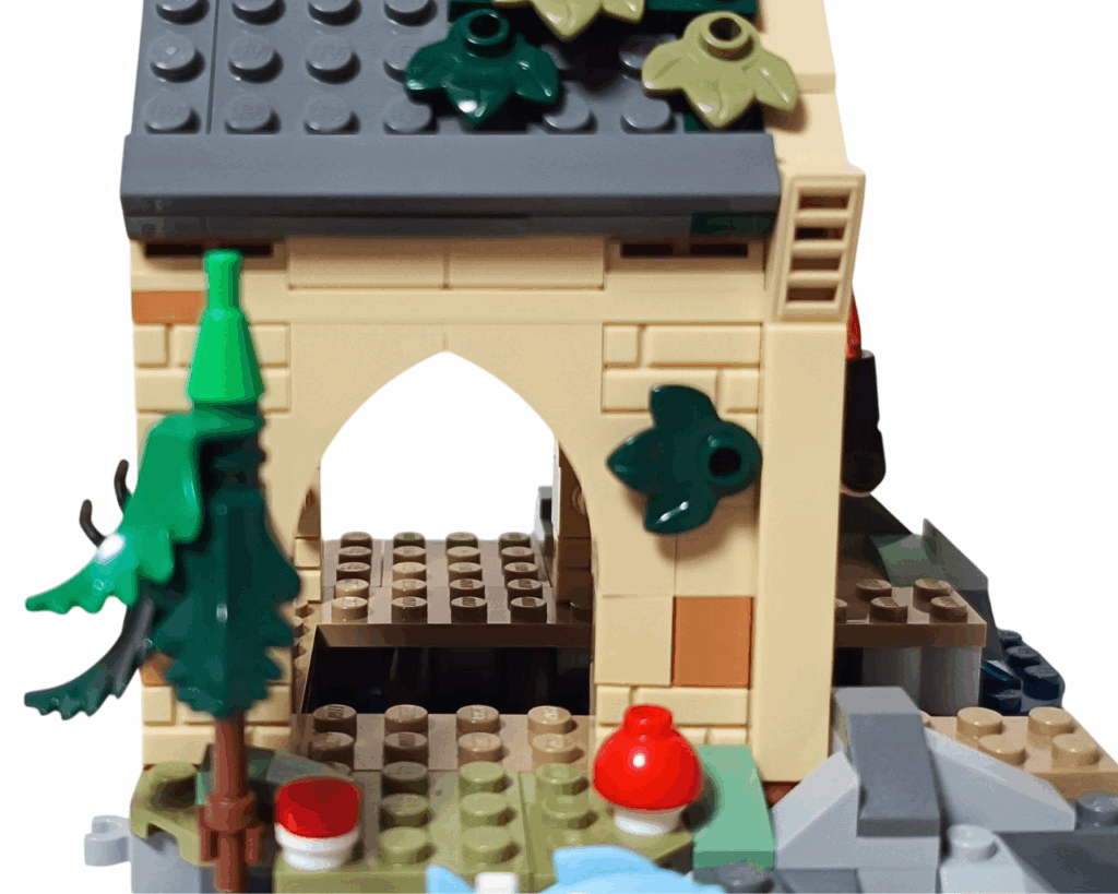 LEGO ボートハウス壁側面に針葉樹パーツが配置された様子