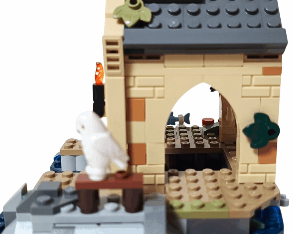 LEGO ボートハウスの側面にヘドウィグが配置された様子