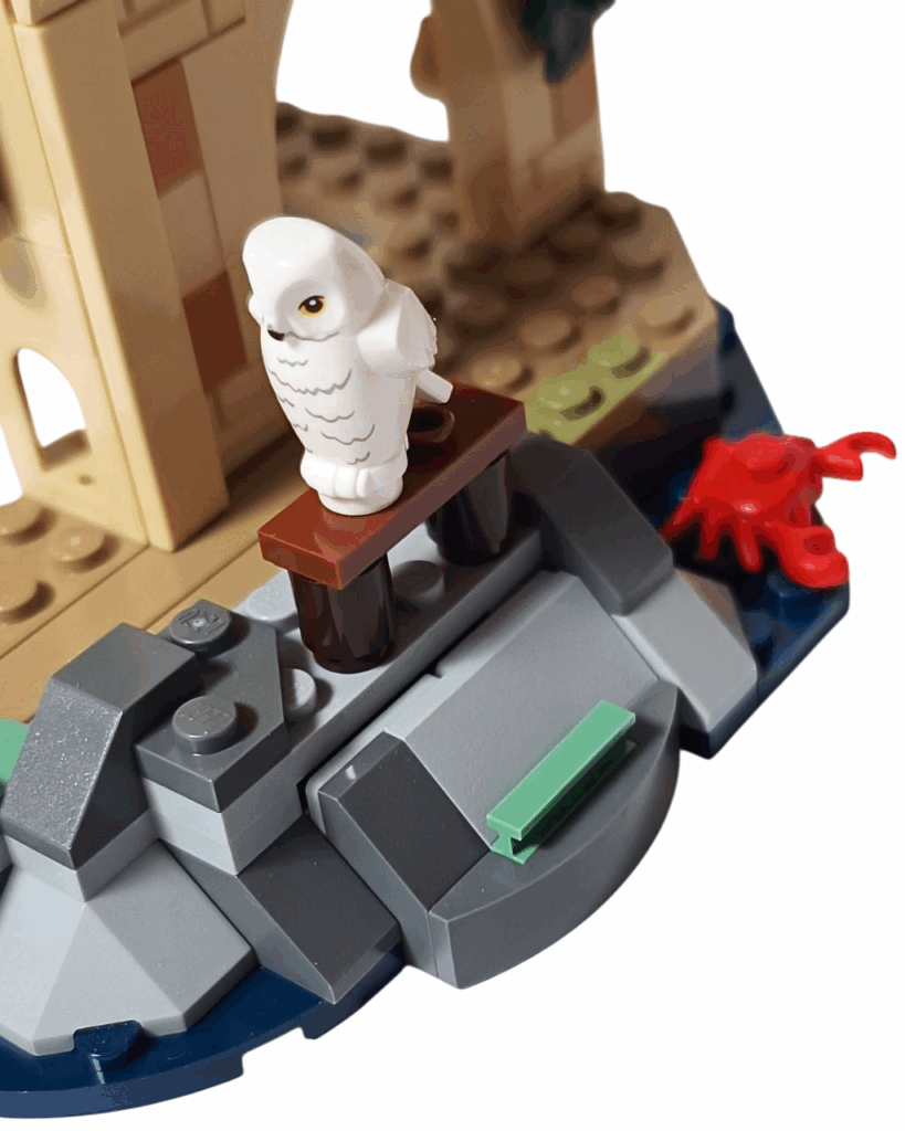 LEGOセットの岩壁ギミックを閉じた状態（中にカエルが隠れている）