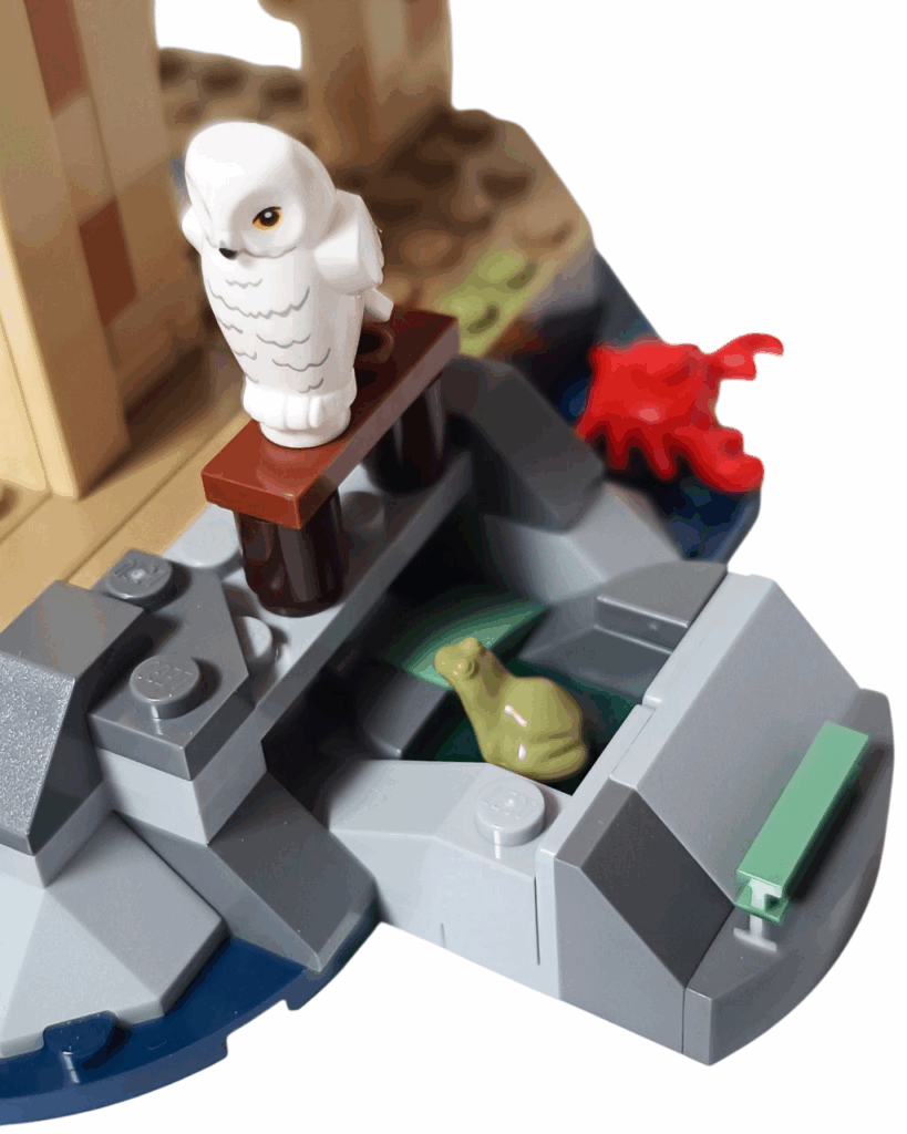 LEGOセットの岩壁ギミックを引き出した状態（中にカエルが出現）