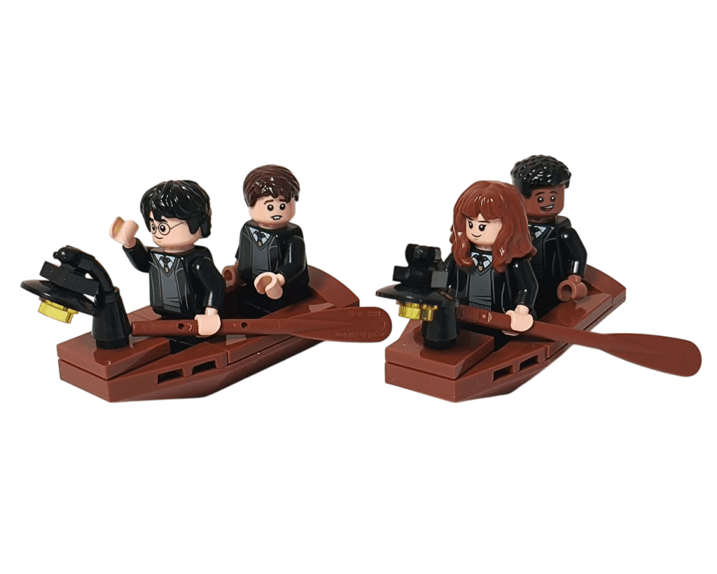 LEGOの2隻のボートにミニフィグが乗っているシーン
