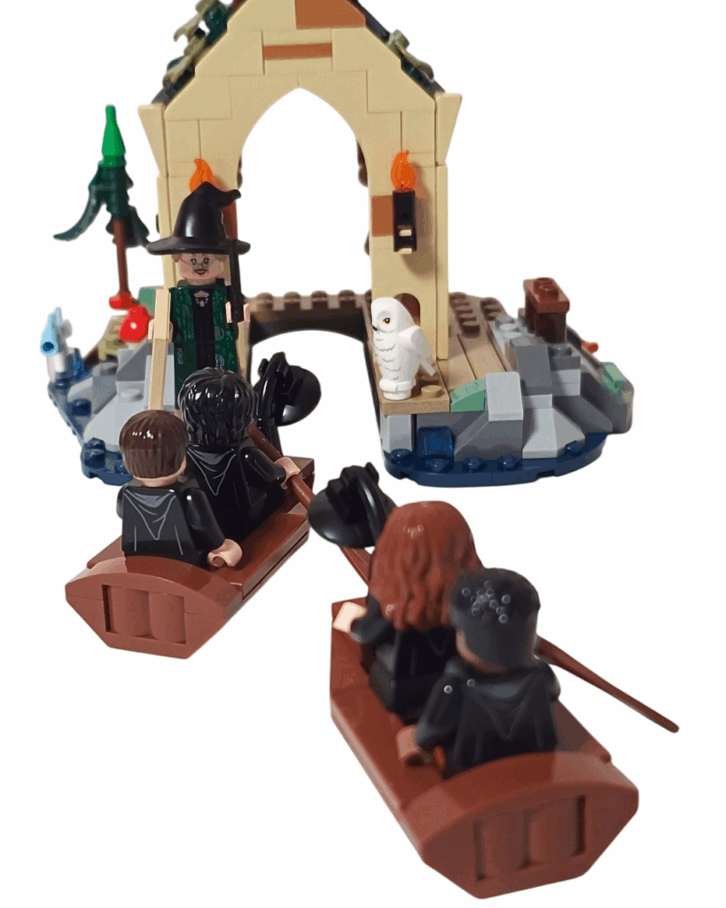 LEGOマクゴナガル先生がボートハウス前で新入生を出迎えるシーン