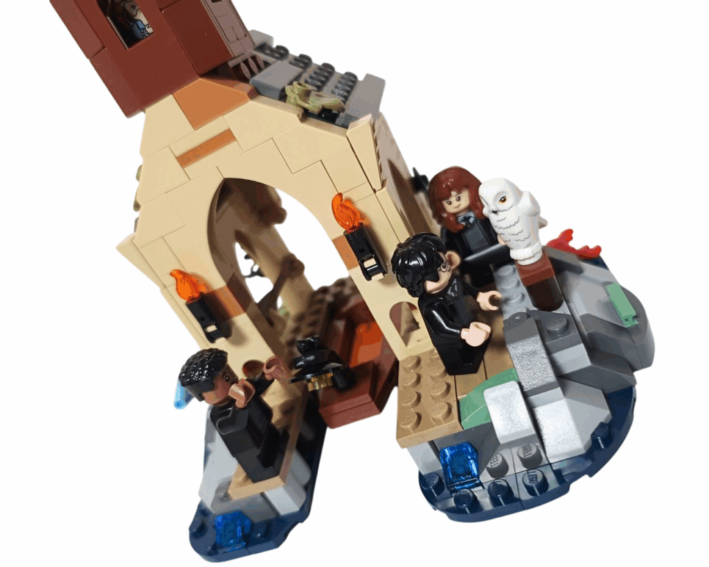 LEGOのミニフィグたちがボートハウスの内部を見回す様子