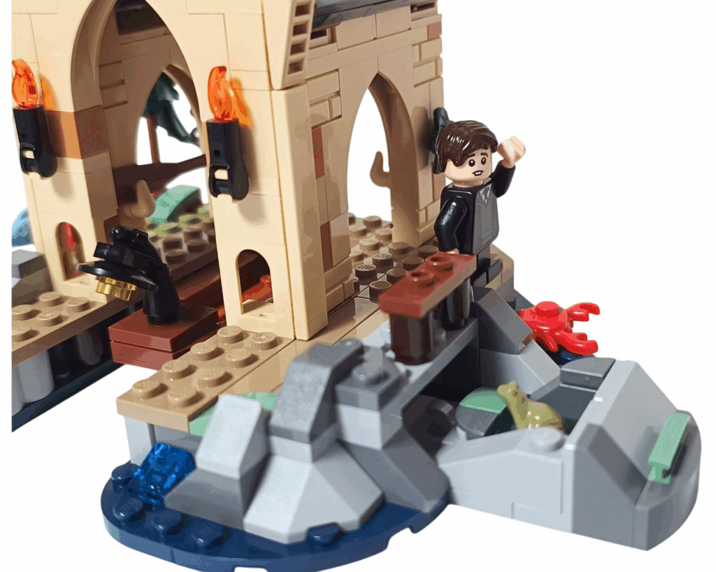 LEGOの岩肌ギミックを開いて中からカエル（トレバー）が現れる様子