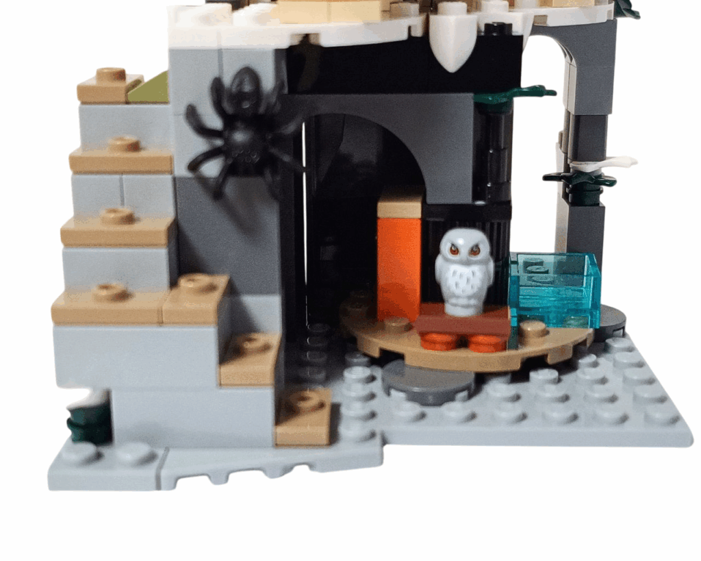 階段の壁部分にクモが隠れている様子