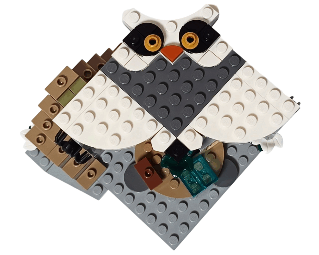 白いパーツで再現された隠れフクロウ模様