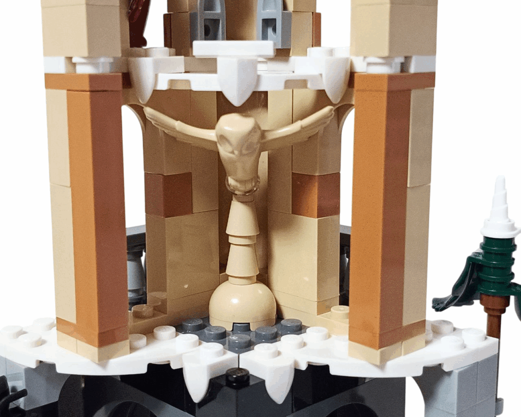 塔の内部に設置されたフクロウの像