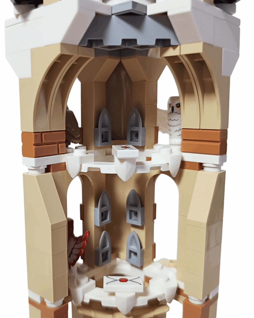 塔の3〜4層目の内装、手紙とフクロウが配置されている様子