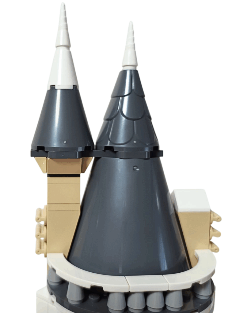 塔の屋根外観、雪が積もった様子