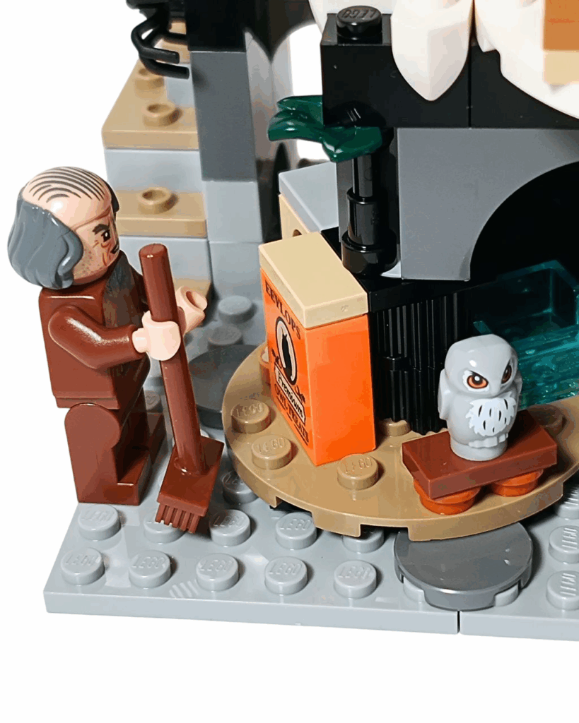 デッキブラシで掃除するフィルチ