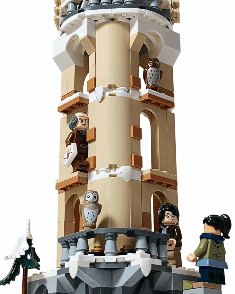 塔を見上げるアングルからのショット