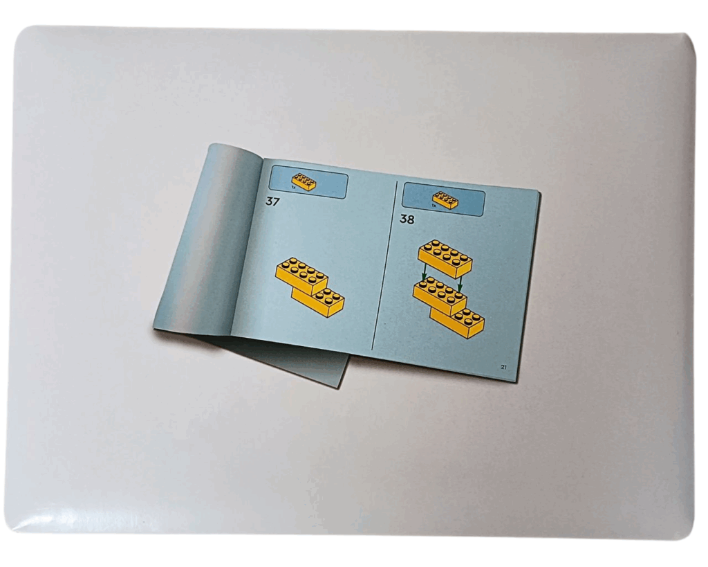 厚紙パッケージにまとめられたホグワーツ城の組立説明書