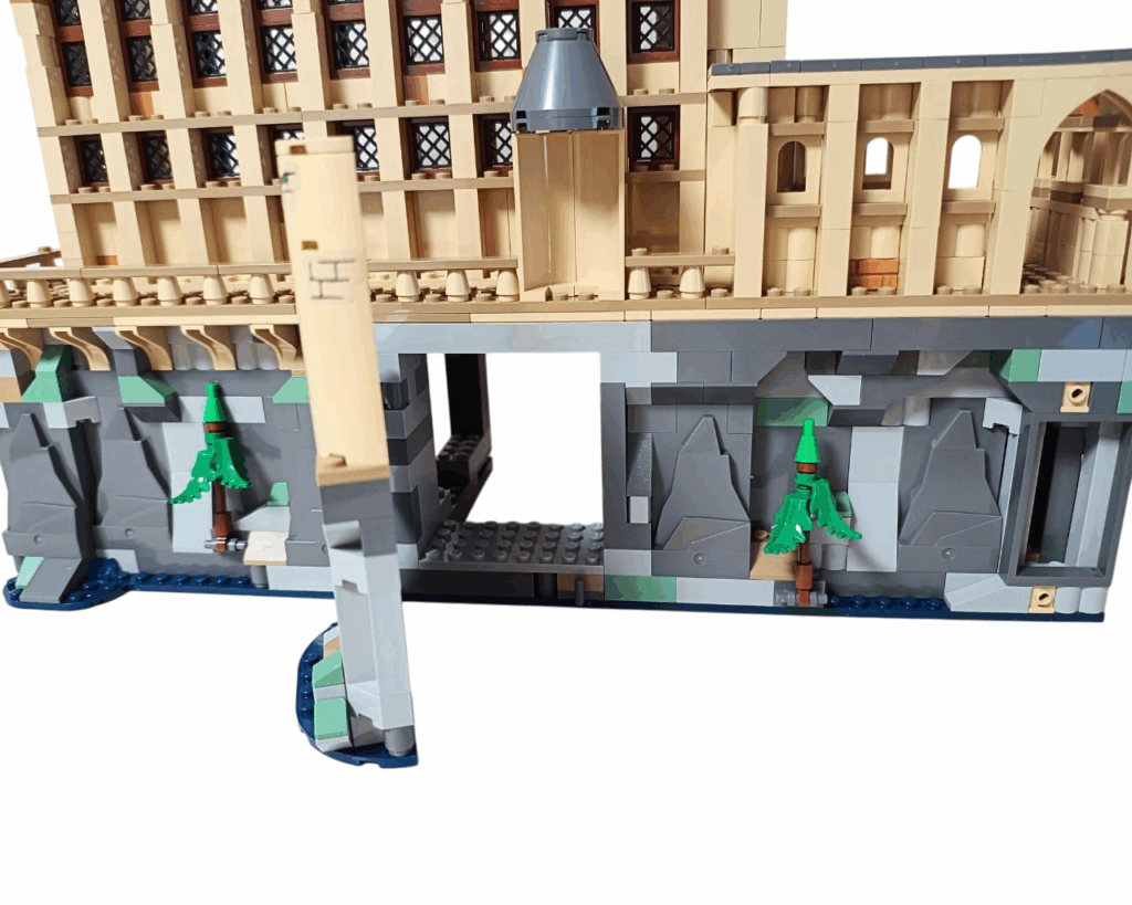 開閉可能な秘密の通路がある岩壁