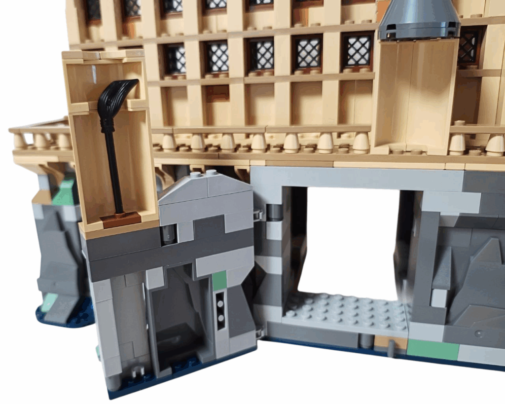 黒い魔法のホウキが立てかけられた岩壁の一角