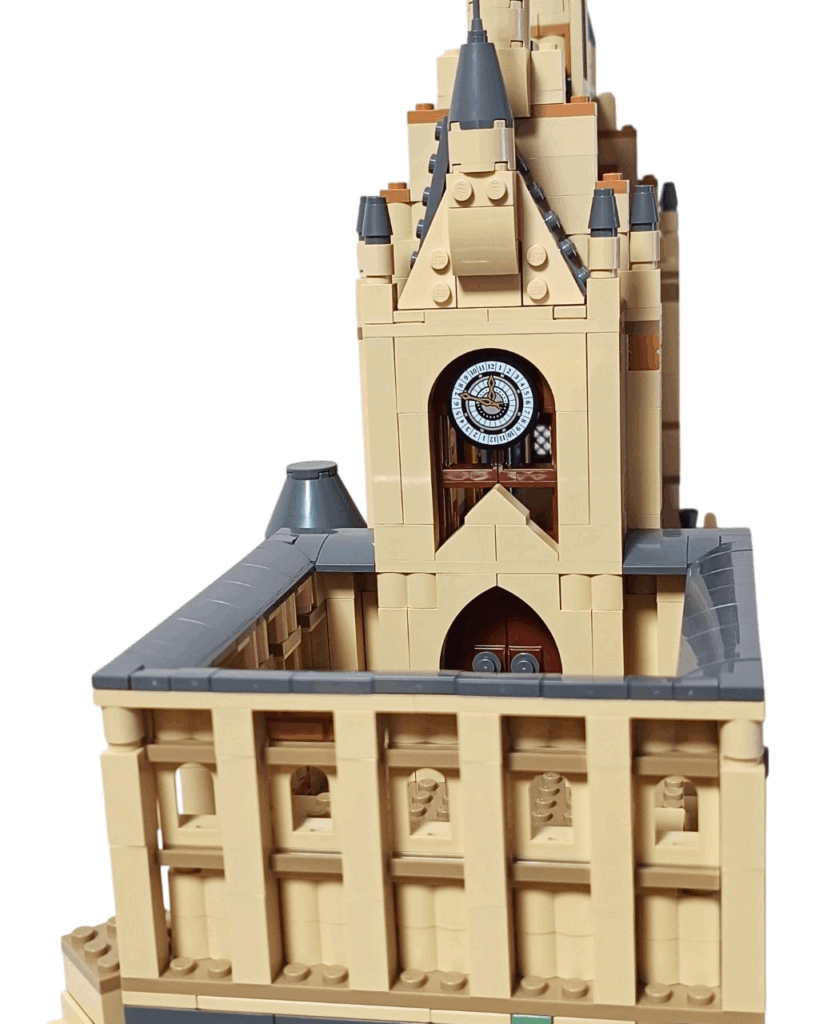 時計の見える中庭の様子