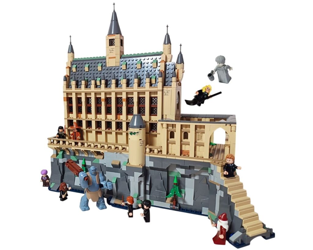 ホグワーツ城と大広間、キャラクターやトロールまでそろったレゴセット全体の完成イメージ。映画の世界がそのまま手のひらに広がる。