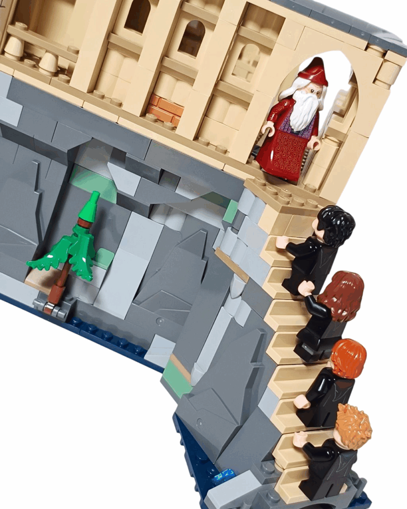 ホグワーツ城へ続く階段をのぼるハリーたち。上ではやさしく微笑むダンブルドアが待っている