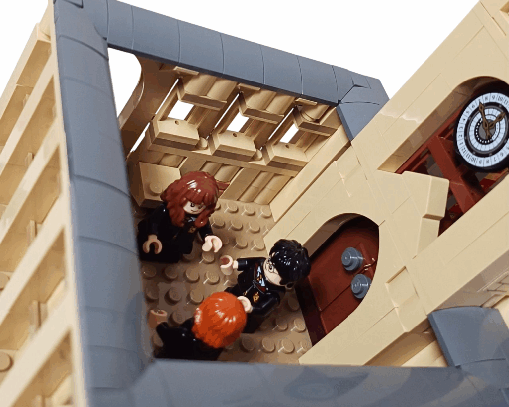 中庭の時計塔のそばでひと息つく3人