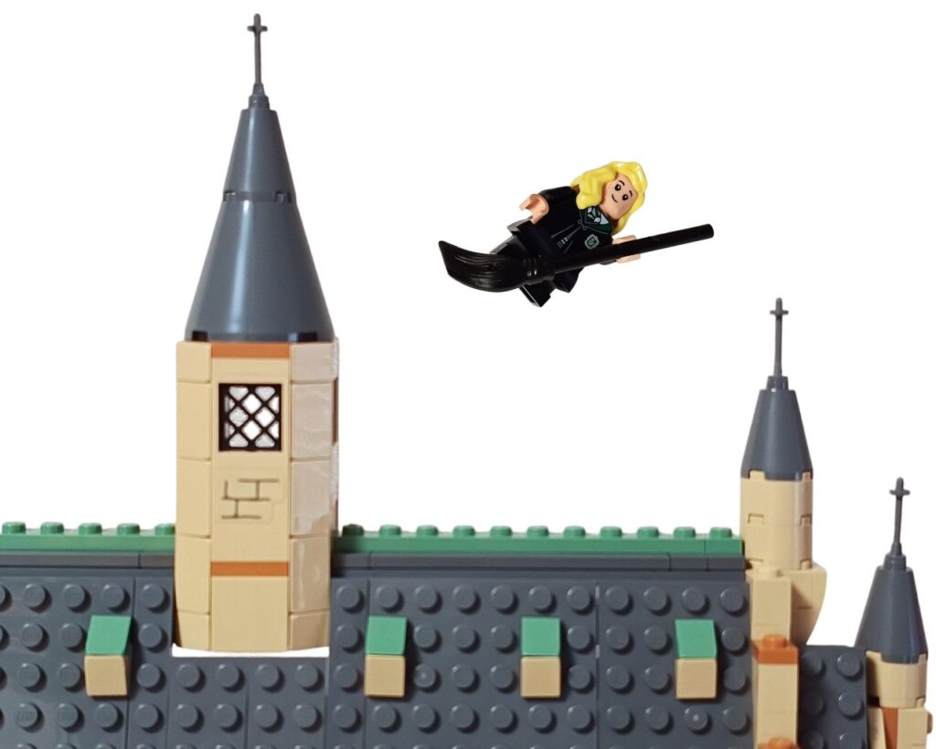 LEGOダフネがホウキで大広間の上空を飛ぶシーン