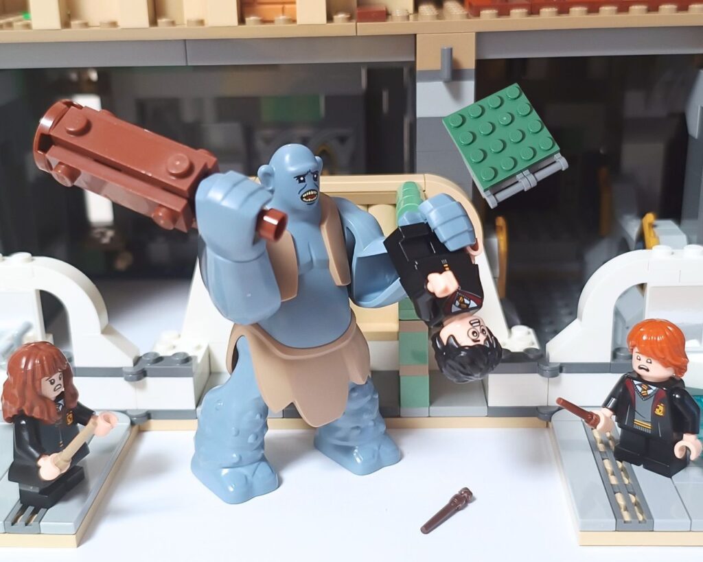 洗面所で大暴れする巨大なトロールに、震えながらも勇気を出して立ち向かうハリー・ロン・ハーマイオニー