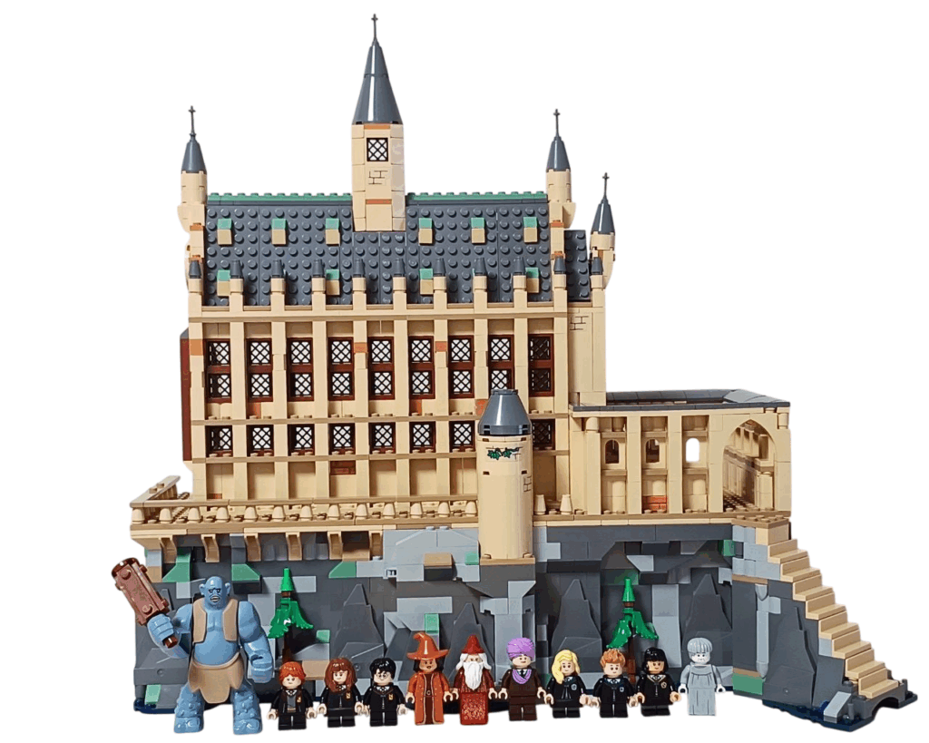 ホグワーツの大広間を背景に、ハリーやロン、ハーマイオニー、仲間たちがにこにこ集まっている