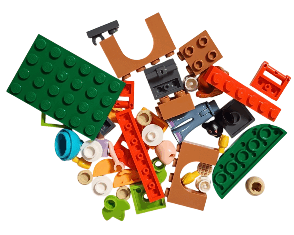 LEGO Friends 30696 オータムのワッフル屋さん 開封直後のパーツ。ブラウンやオレンジ、グリーンのブロックに、ワッフルやコップ、ミニドールのパーツが並んでいる