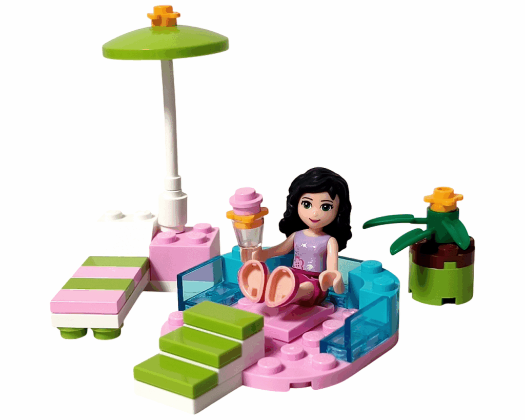 レゴ フレンズ 3931 ハッピープールサイド 完成シーン。エマがピンクとアクアブルーのプールでくつろぎ、デッキチェアとパラソル、植木鉢が並んでいる