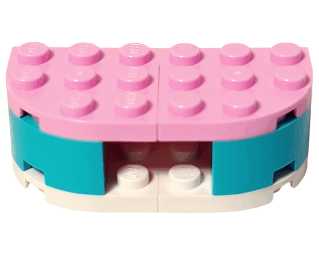 ピンクとマゼンタ、水色のブロックで作られた丸いシェルフの土台