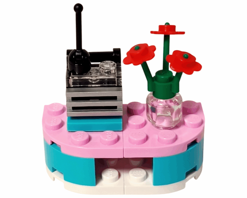 花瓶の横に黒いアンテナ付きのラジオが置かれたシェルフ