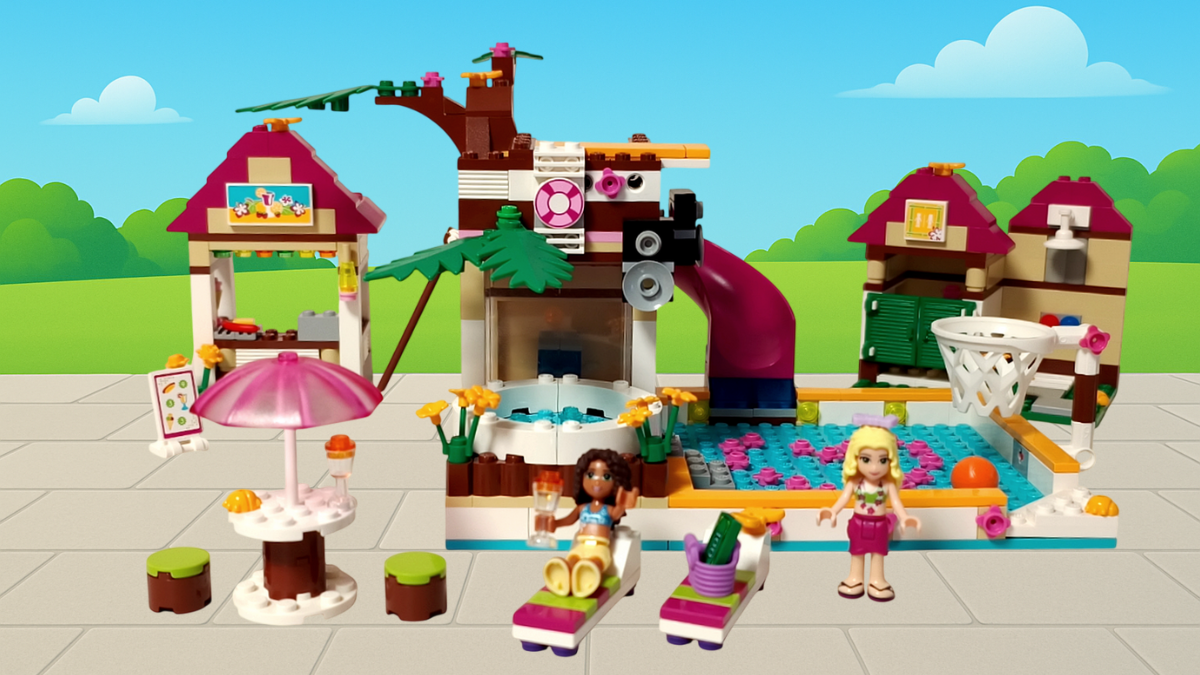 LEGO Friends 41008 スプラッシュプール（Heartlake City Pool）の完成全景。 中央にピンクのウォータースライダーとジャグジー、左にスナックバーとパラソルテーブル、右にシャワーとバスケットゴールが配置され、アンドレアとイザベラのミニドールが並んでいる。