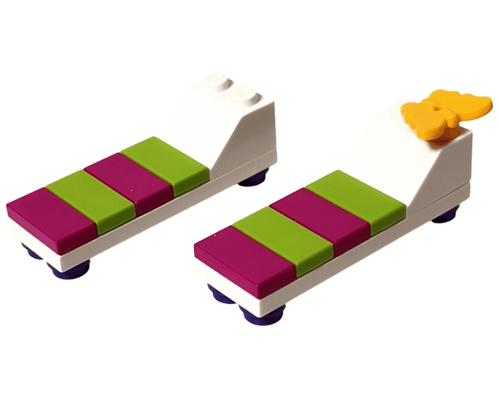 LEGO Friends 41008 スプラッシュプール デッキチェア2脚。白いベースにピンクとグリーンのプレート、ひとつに黄色い蝶の飾りがついている