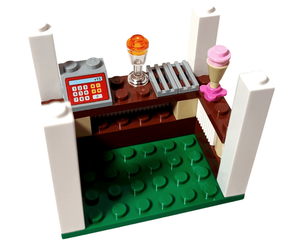 LEGO Friends 41008 スプラッシュプール スナックバーの基礎部分。緑のプレートに茶色のブロックを積み上げている