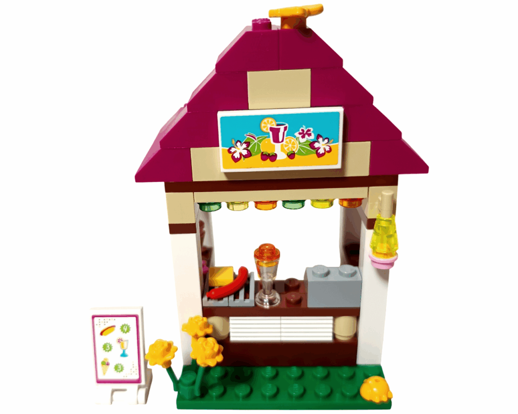LEGO Friends 41008 スプラッシュプール 完成したスナックバー。ピンクの屋根とライトが飾られている