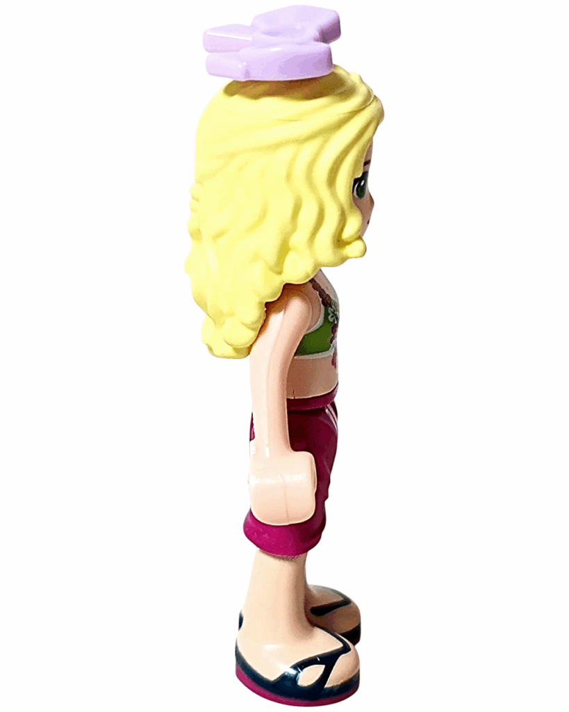 レゴ フレンズ 41008 スプラッシュプール イザベラ右側。金髪のウェーブが肩にかかり、マゼンタと白の首飾りが見える。