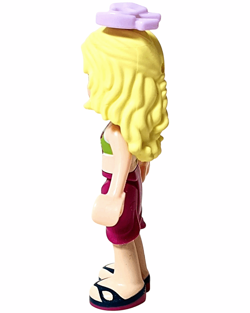 レゴ フレンズ 41008 スプラッシュプール イザベラ左側。ピンクのパレオ風スカートと金髪のウェーブが見える。