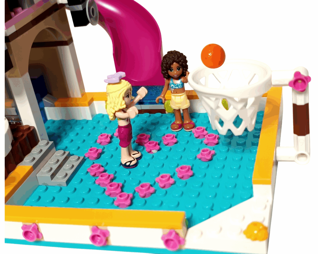 LEGO Friends 41008 スプラッシュプール 完成シーン。プールでミニドール2体がボールを投げ合っている