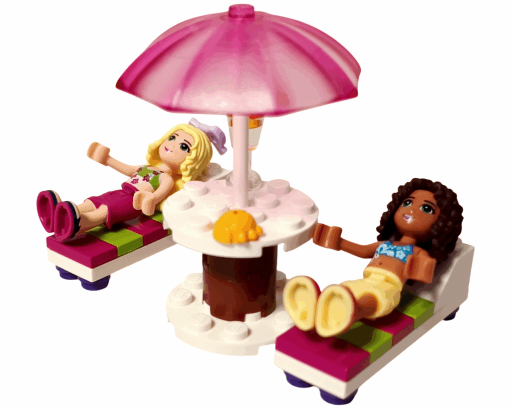 LEGO Friends 41008 スプラッシュプール 完成シーン。パラソルの下でミニドール2体がチェアに座っている