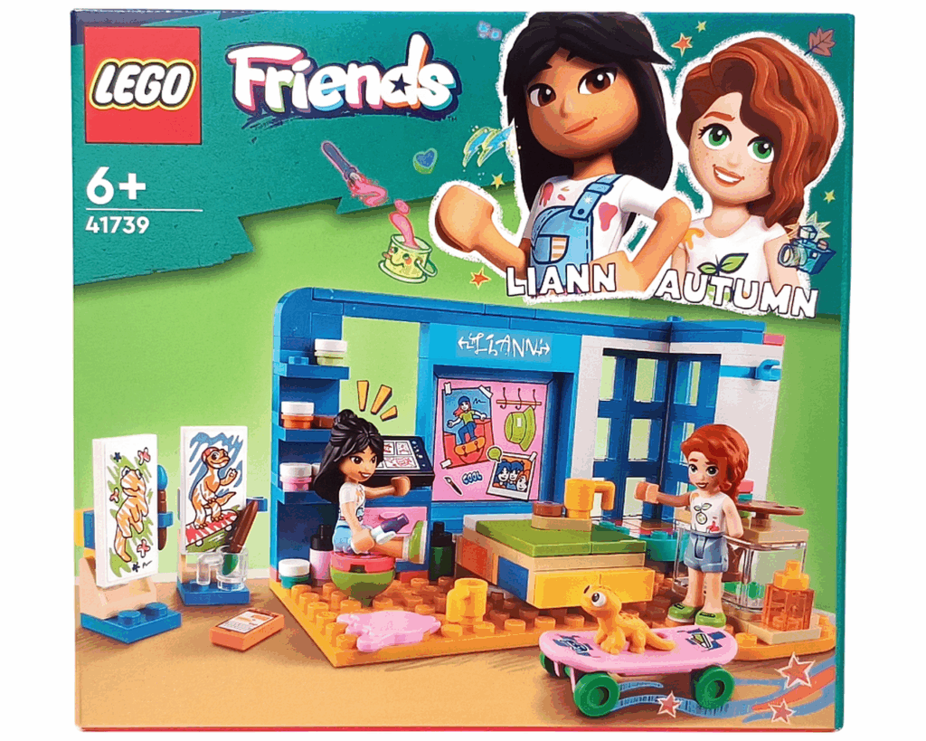 LEGO Friends 41739 リアンの部屋 パッケージ正面。 中央に青とグリーンの壁で構成されたリアンの部屋があり、リアンがデスクで絵を描き、オータムが隣で話しかけている。 手前にはピンクのスケートボードに乗ったヤモリのポップコーンと、左側には2枚のカラフルなキャンバスが並んでいる。 上部にはリアンとオータムのイラストと「LEGO Friends」のロゴがデザインされている。
