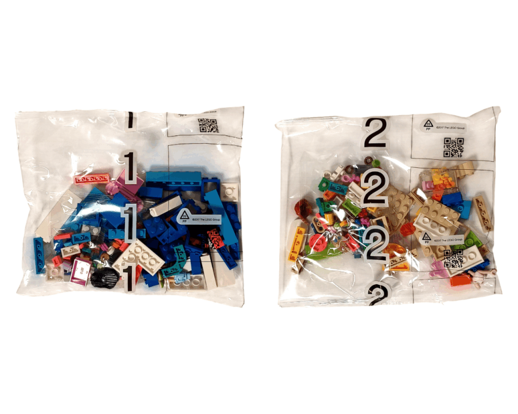 LEGO Friends 41739 リアンの部屋 中袋。 「1」と印刷された袋にはブルーやホワイトのブロックが多く、 「2」の袋にはベージュ・ピンク・オレンジなどの小物パーツや花のピースが入っている。
