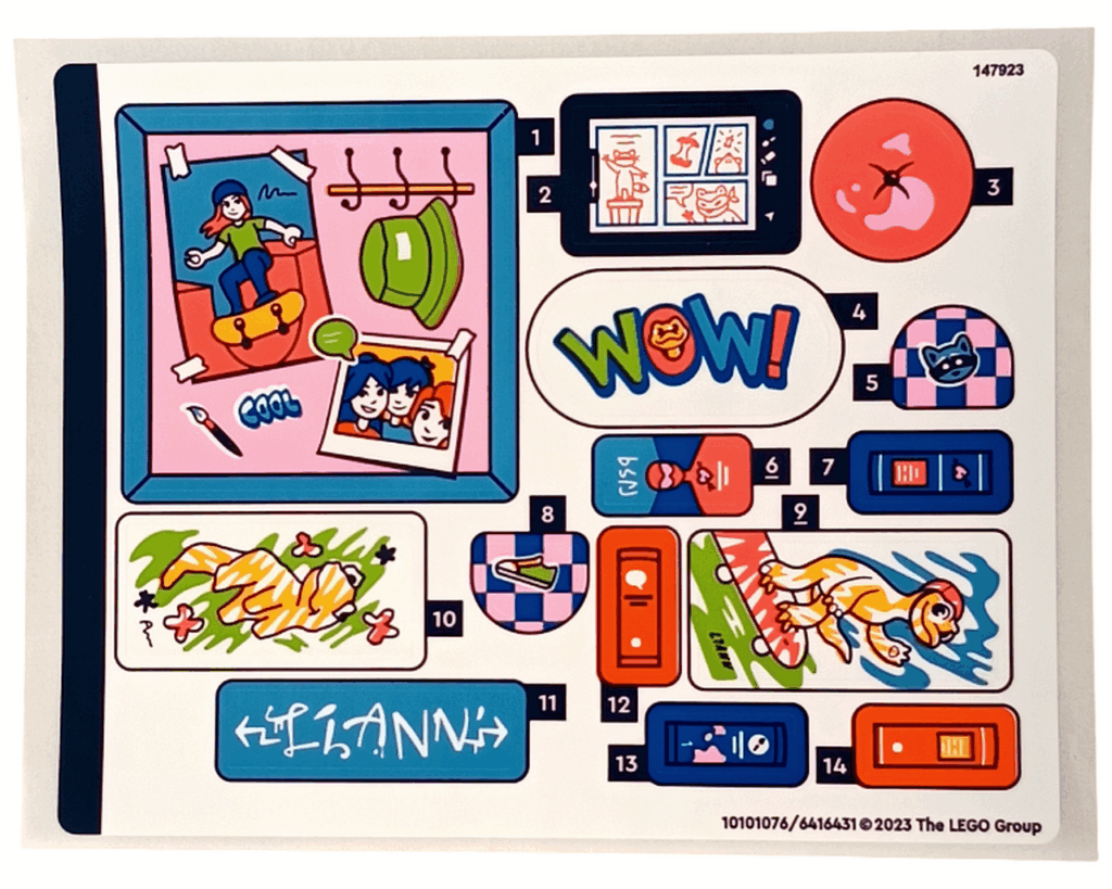 LEGO Friends 41739 リアンの部屋 ステッカー。 スケートボードに乗る人物、ヤモリの絵、ノートやペンのアイコン、「WOW!」の文字、LIANNのサイン風デザインなどが描かれている。