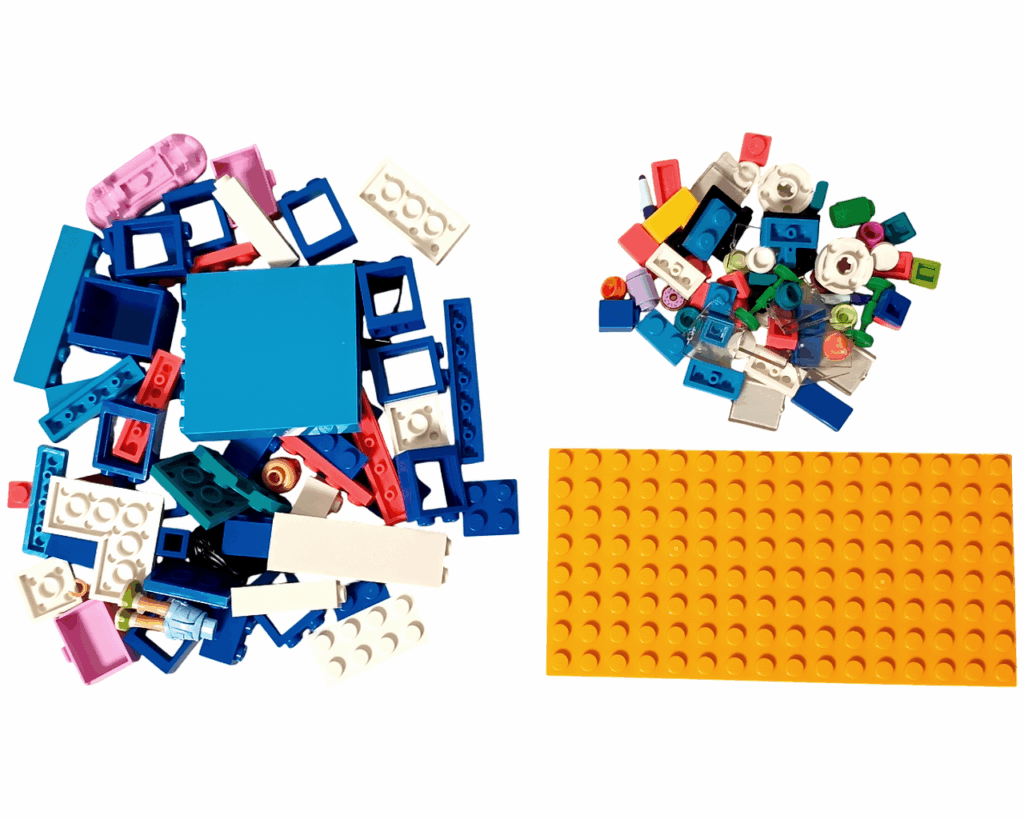 LEGO Friends 41739 リアンの部屋 袋①のパーツ一覧。 ブルー系の壁パーツ、白いプレート、ピンクやグリーンの小物、オレンジの基盤プレートが並ぶ。