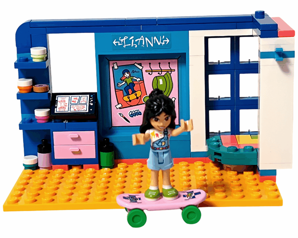 LEGO Friends 41739 リアンの部屋 袋①完成。 リアンのミニドールがピンクのスケートボードに乗ってポーズを取り、後ろにはアートデスクとカラフルなコーナーテーブルがある。