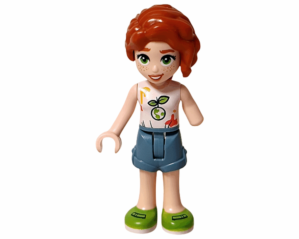 LEGO Friends 41739 オータム ミニドール。 赤みのある髪をサイドにまとめ、白いTシャツに地球と芽のプリント、青みのあるショートパンツ、緑の靴を履いている。