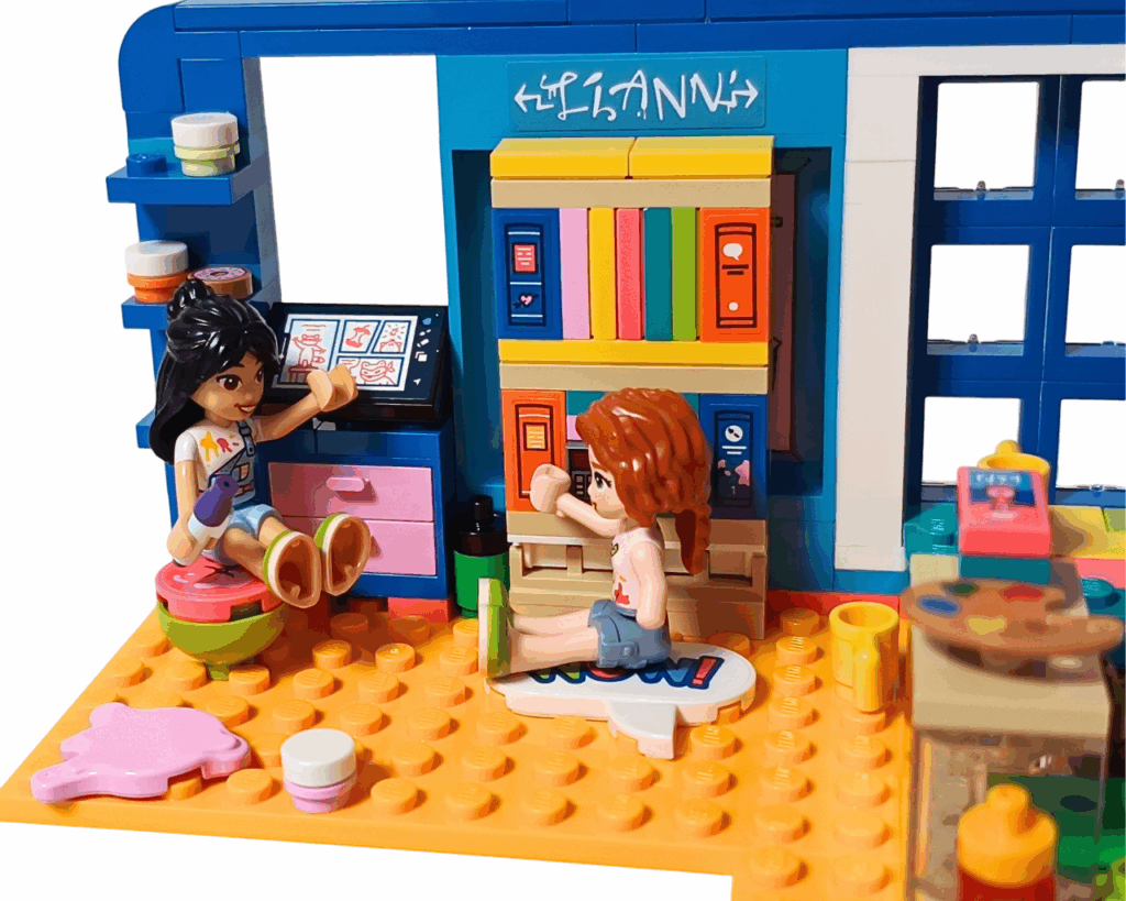 LEGO Friends 41739 リアンの部屋 完成シーン。 リアンがタブレットの前でペンを持ち、オータムが床に座って話をしている。
