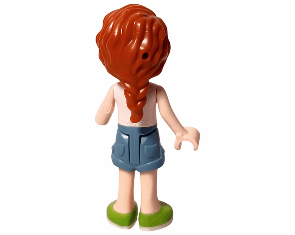 LEGO Friends 41739 オータム ミニドール背面。三つ編みが背中まで垂れ、青いショートパンツの後ろポケットが見える。