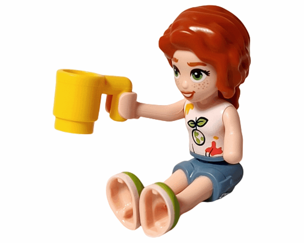 LEGO Friends 41739 オータム ミニドールが黄色のカップを持って座っている。