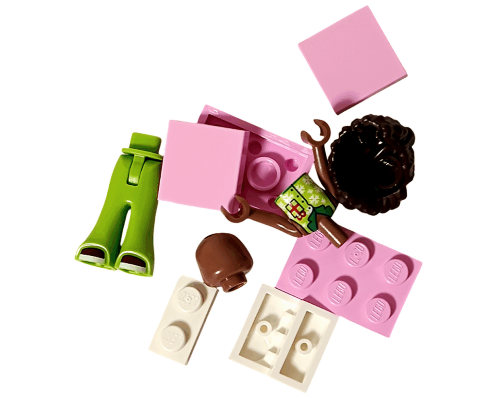LEGO Friends 42668 アドベントカレンダー 1日目のパーツ一覧。ピンクと白のブロック、アリヤの上半身・下半身・髪パーツなど。
