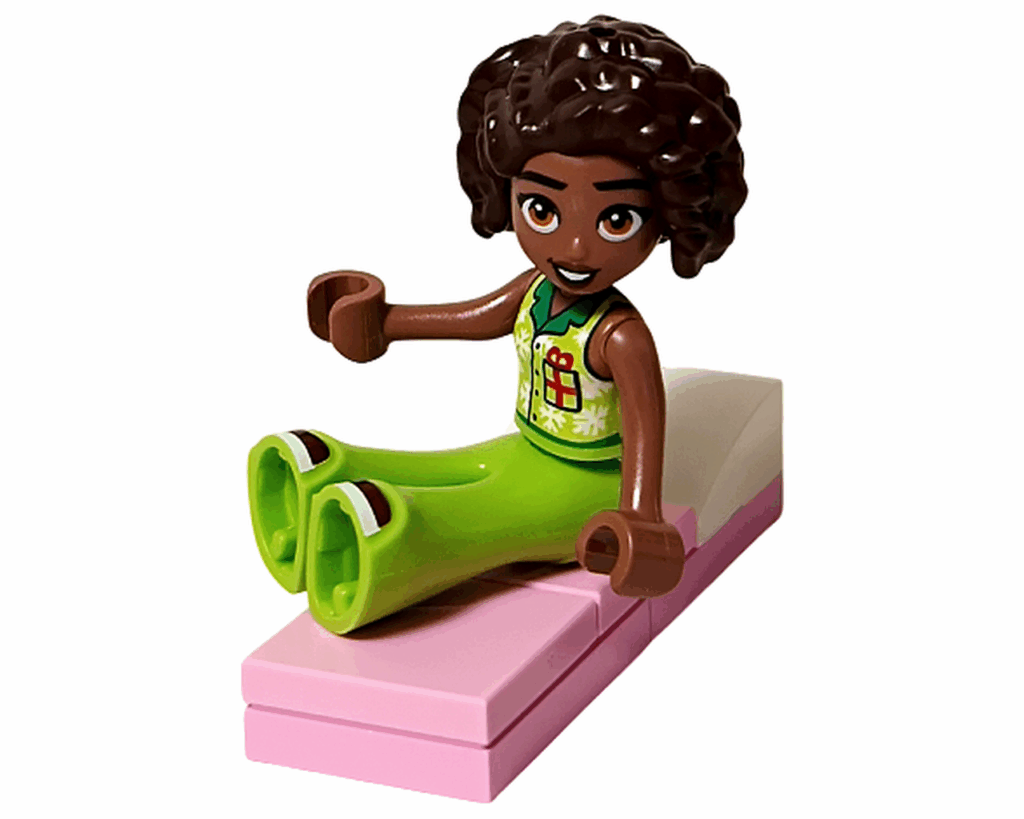 LEGO Friends 42668 アリヤがピンクのベッドに座るシーン。明るい笑顔と緑のパンツが印象的。
